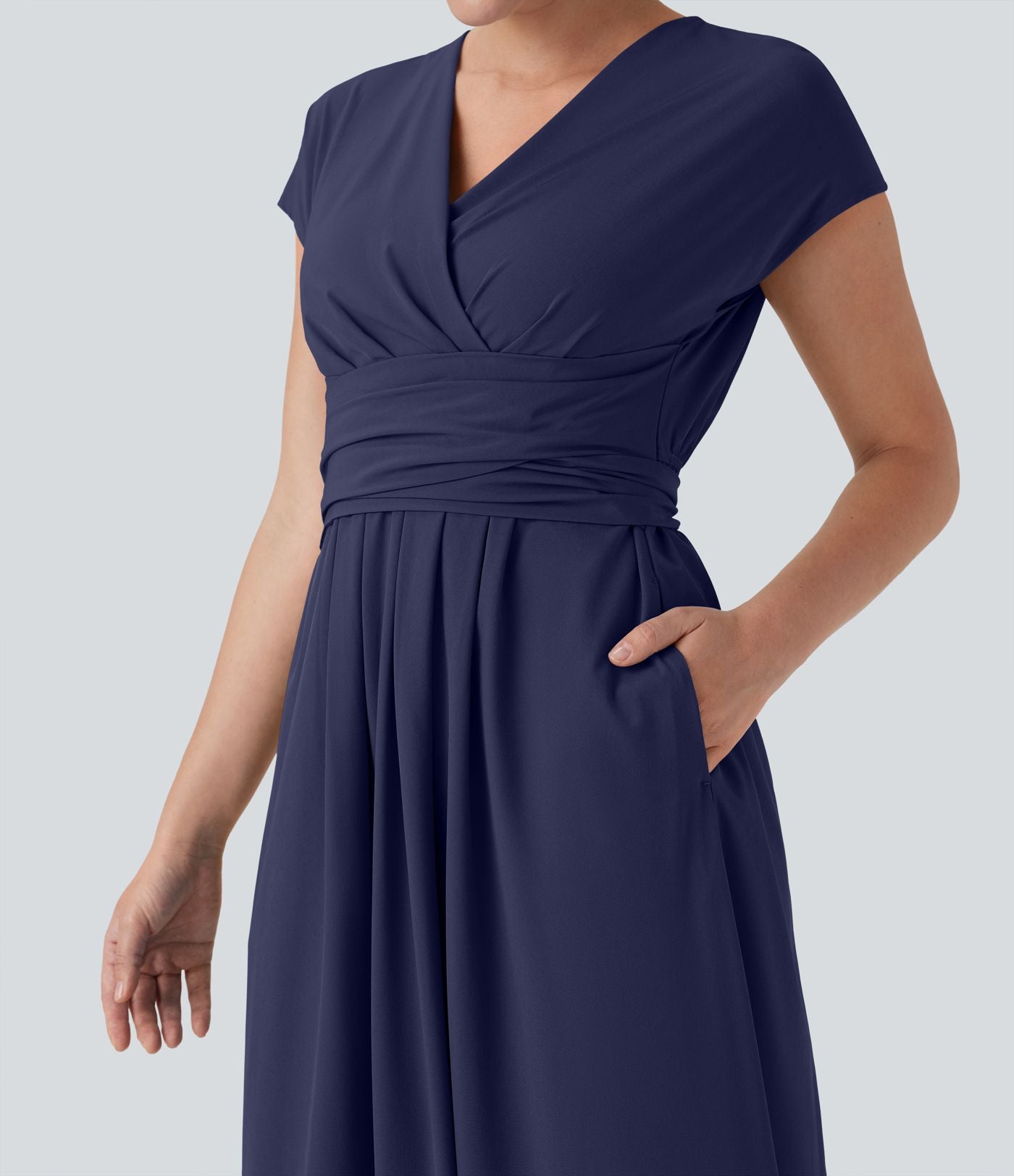 Robe midi Breezeful™ col V manches courtes à liens dans le dos séchage rapide avec poches latérales