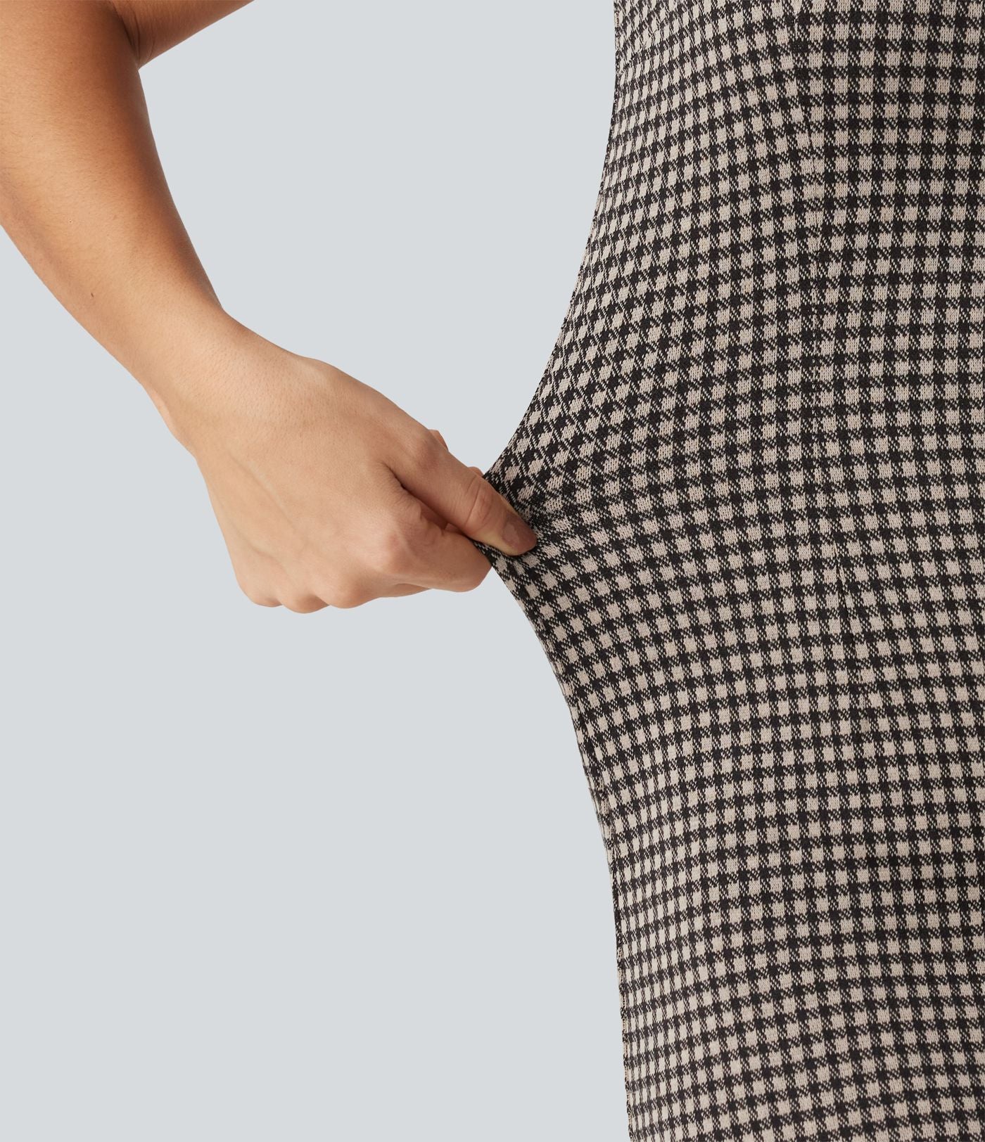 Robe midi moulante esprit bureau à motif, col montant et sans manches