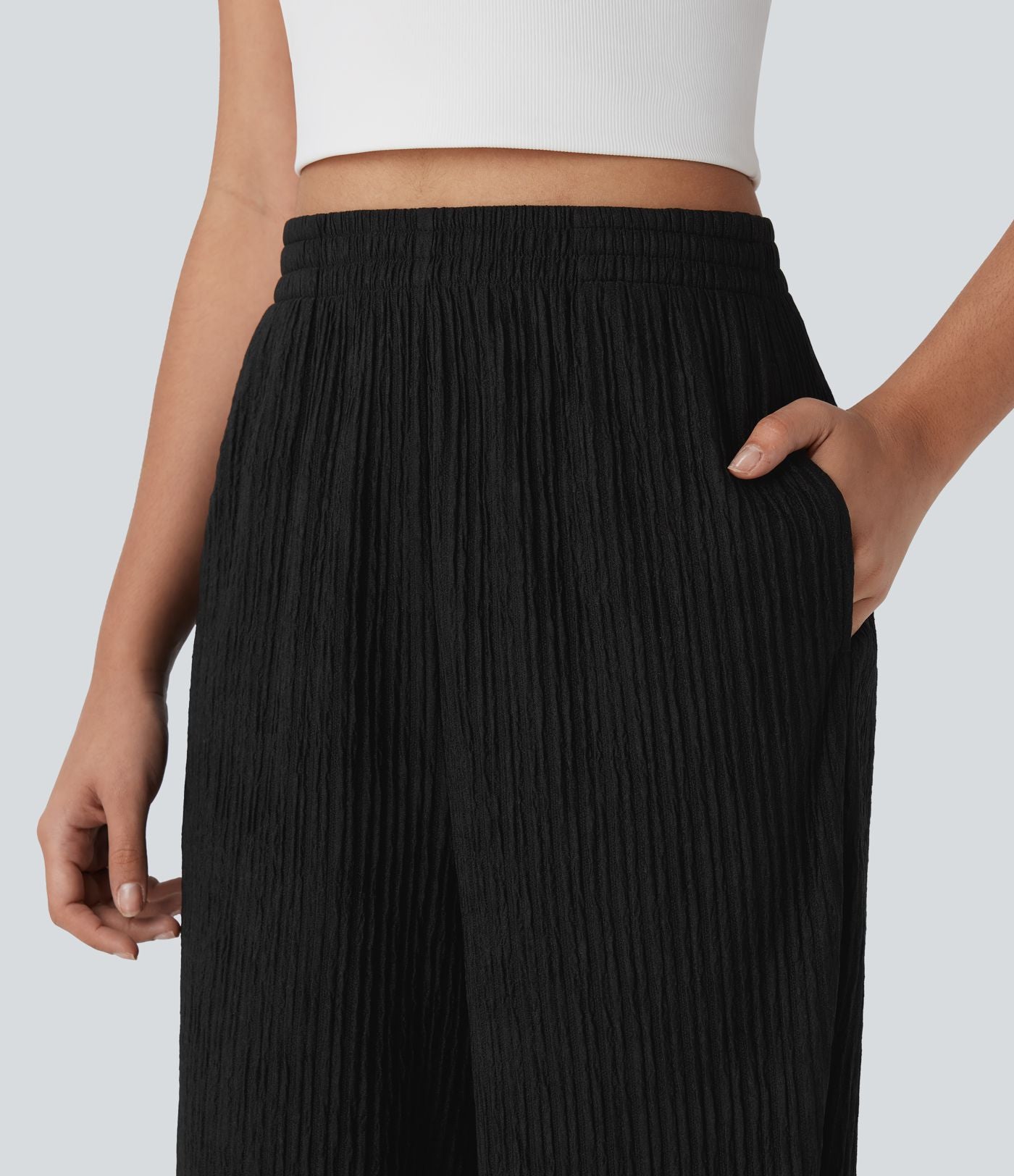 Pantalon tailleur décontracté à taille haute, jambes droites, texture froissée et poches latérales