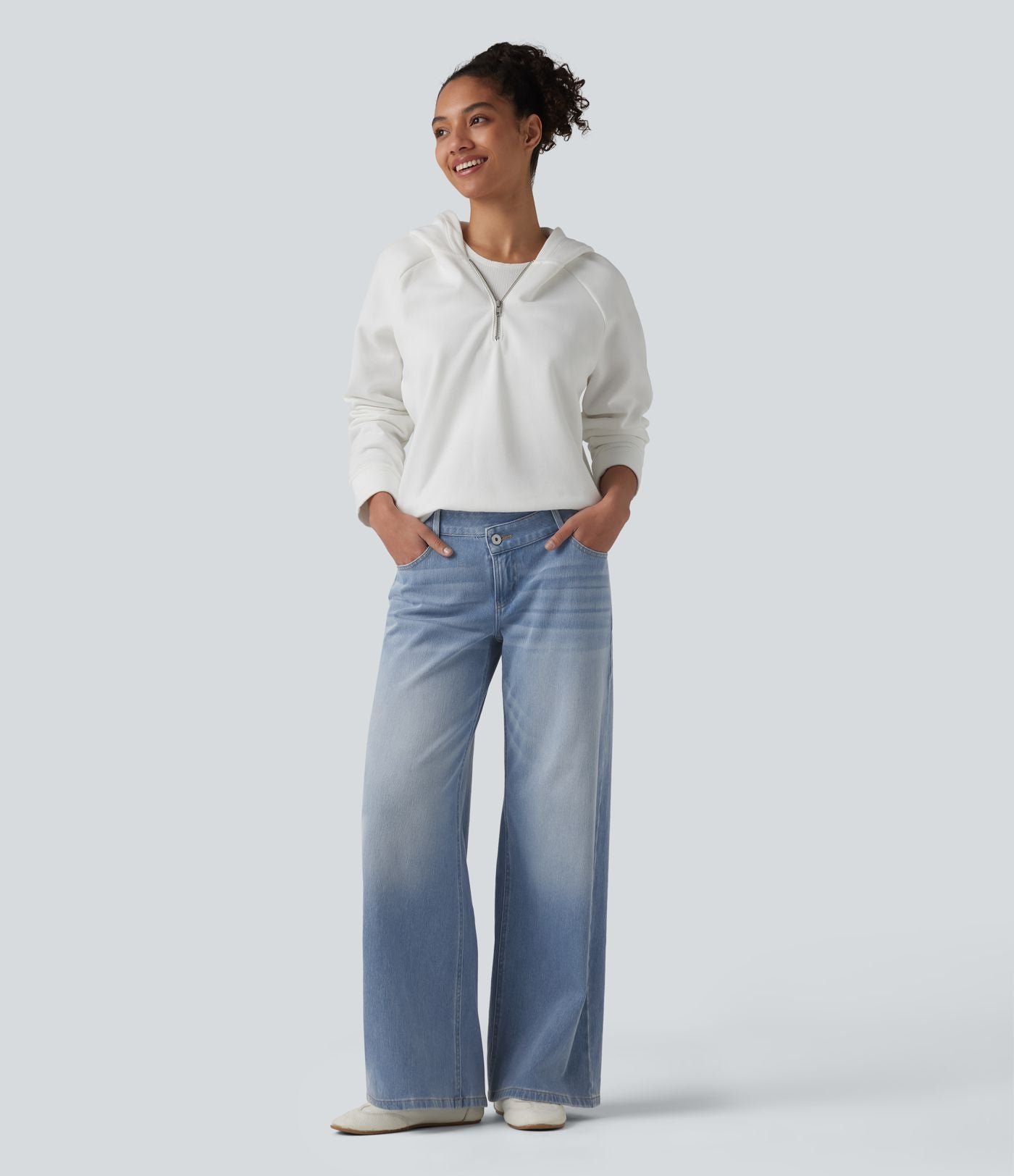 Halara Flex™ Jean large asymétrique taille basse avec bouton, fermeture éclair et poches multiples, délavé et extensible en maille