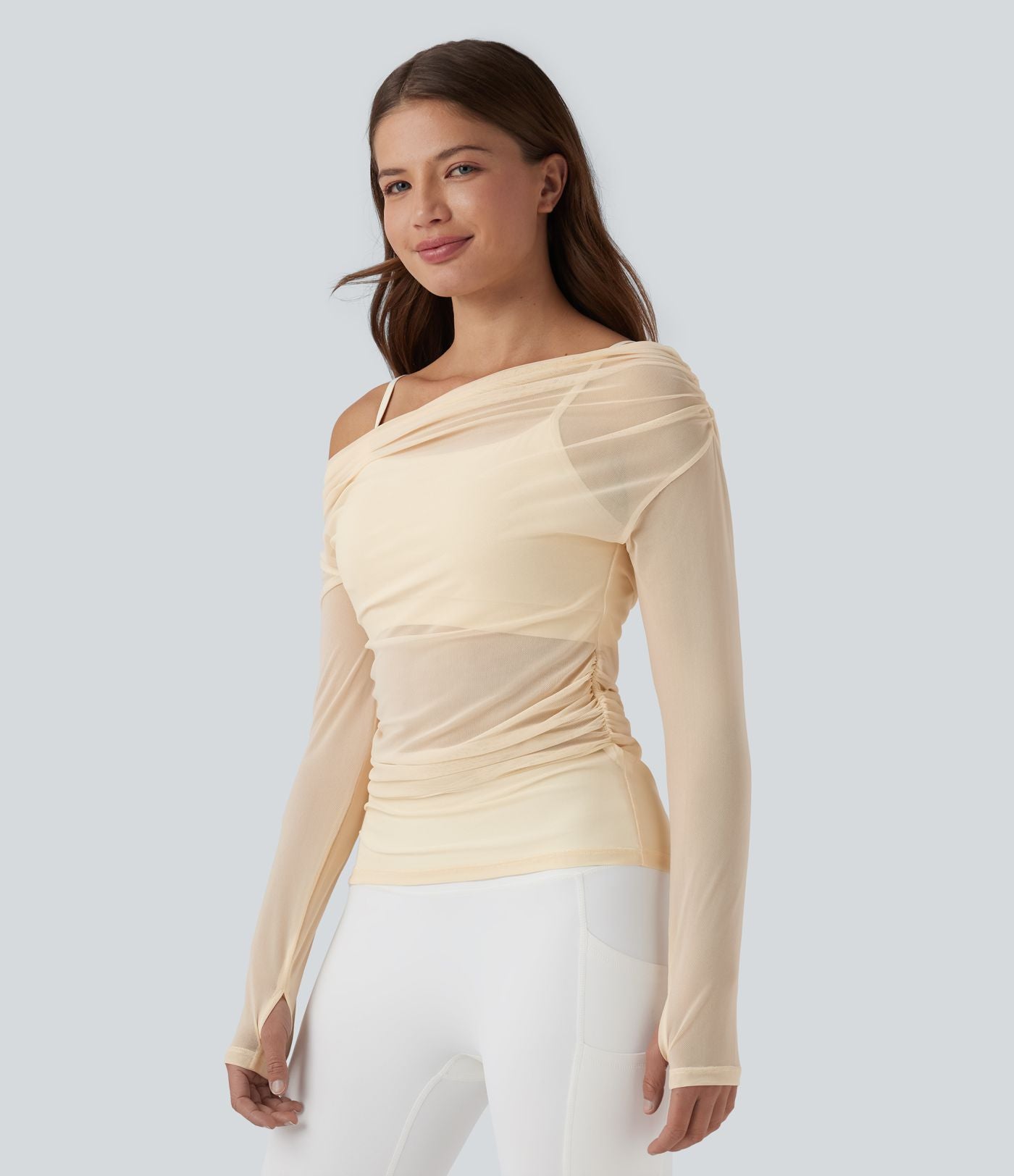 Top sport yoga 2-en-1 asymétrique une épaule manches longues mesh à fronces et trous pour les pouces
