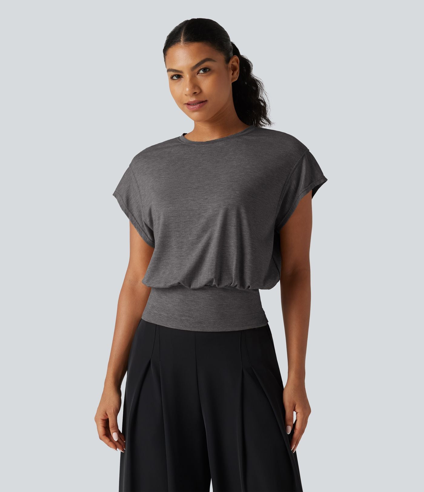 T-shirt froncé à encolure arrondie et manches courtes