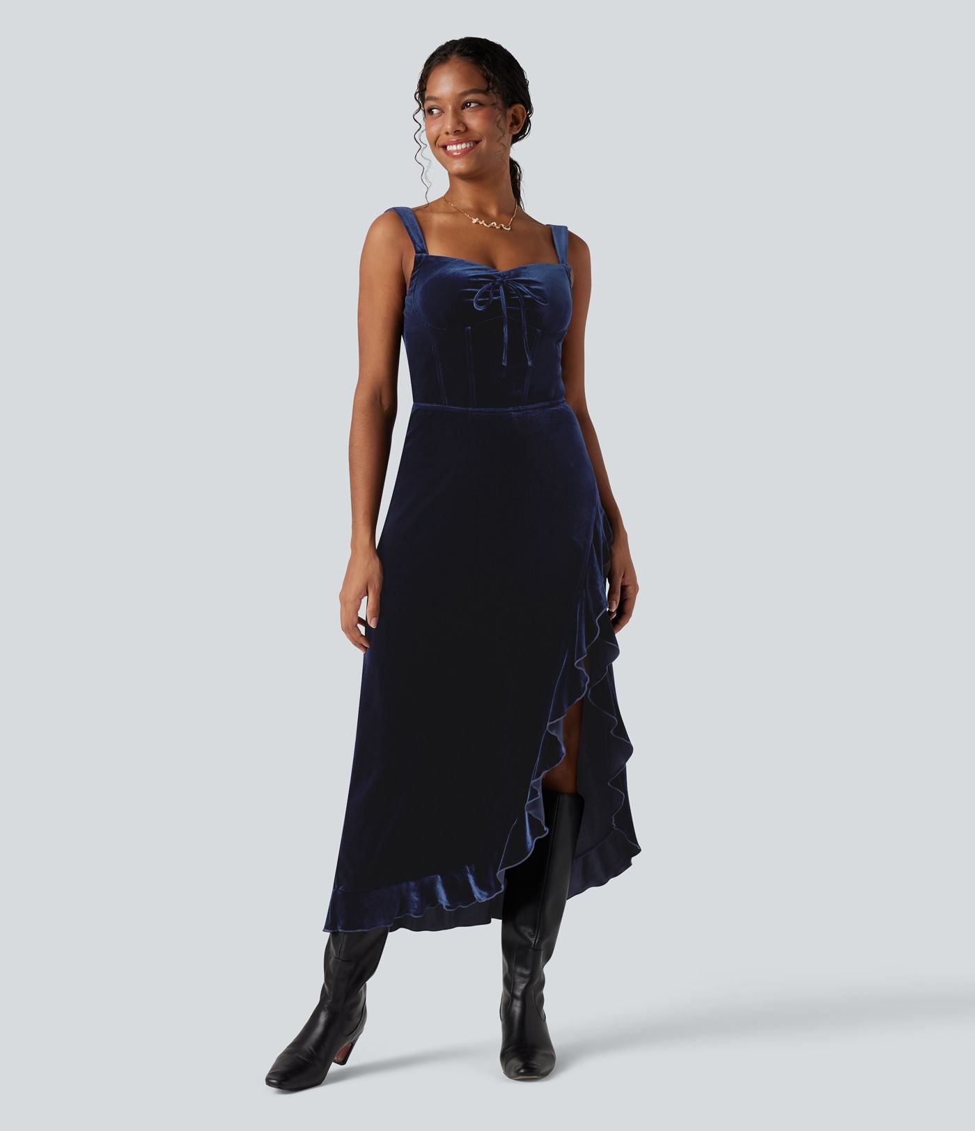 Robe mi-longue en velours encolure Queen Anne avec nœud devant et volants à l'ourlet