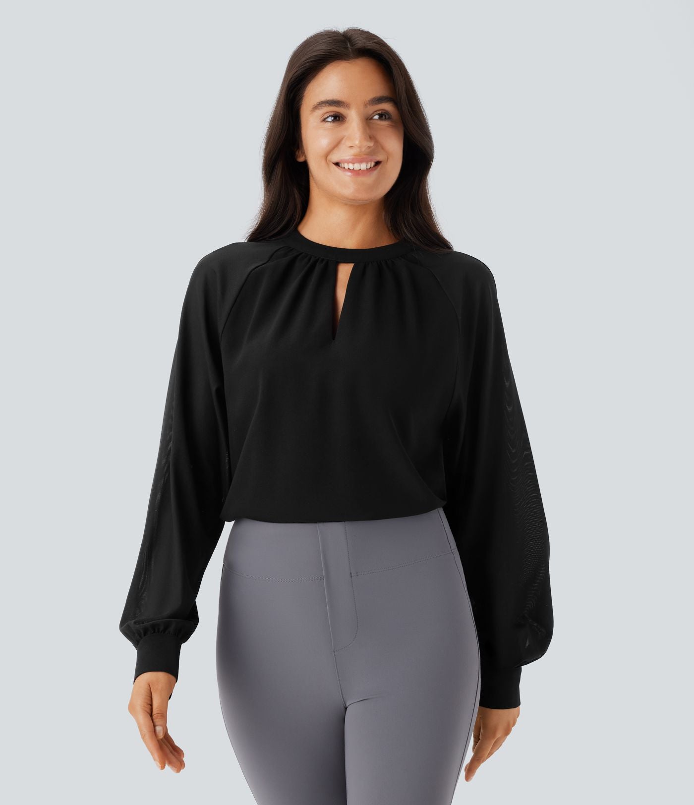 Blouse de travail à col montant avec dos ajouré, manches raglan et empiècements en mesh contrastant
