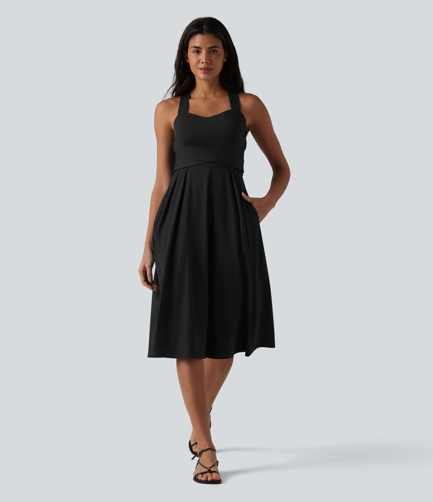 Robe midi fluide sans manches décolleté cœur avec bretelles croisées, nœud dans le dos et poches