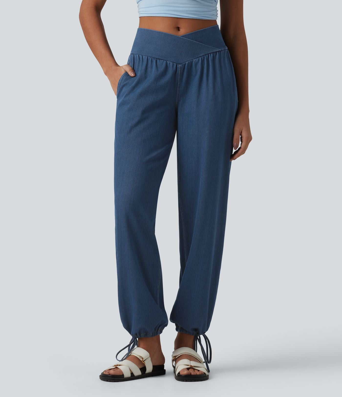 Halara Flex™ Jogging décontracté en denim taille mi-haute croisé avec cordon de serrage et poches