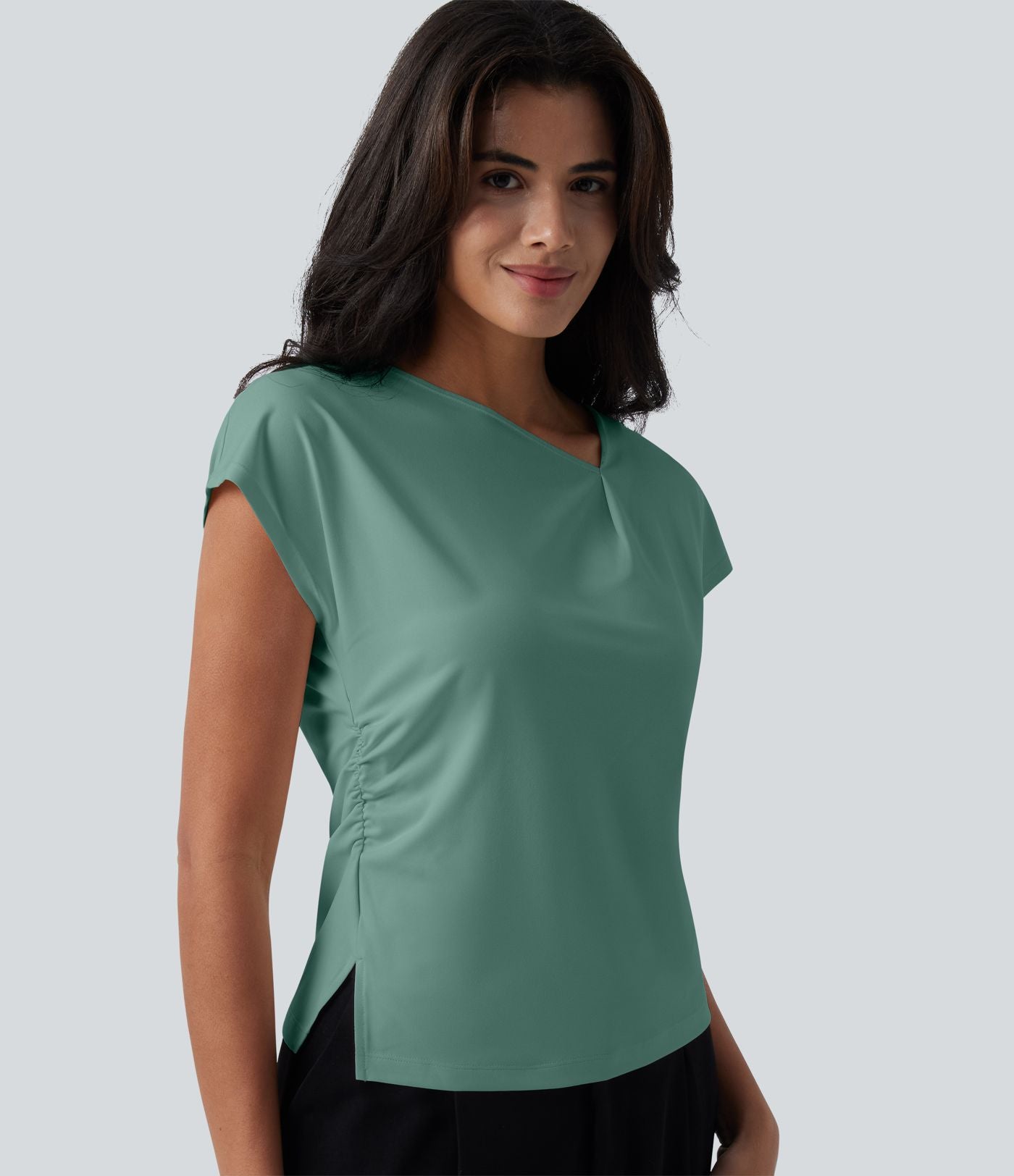 Blouse tailleur asymétrique col drapé manches courtes avec fronces et ourlet fendu