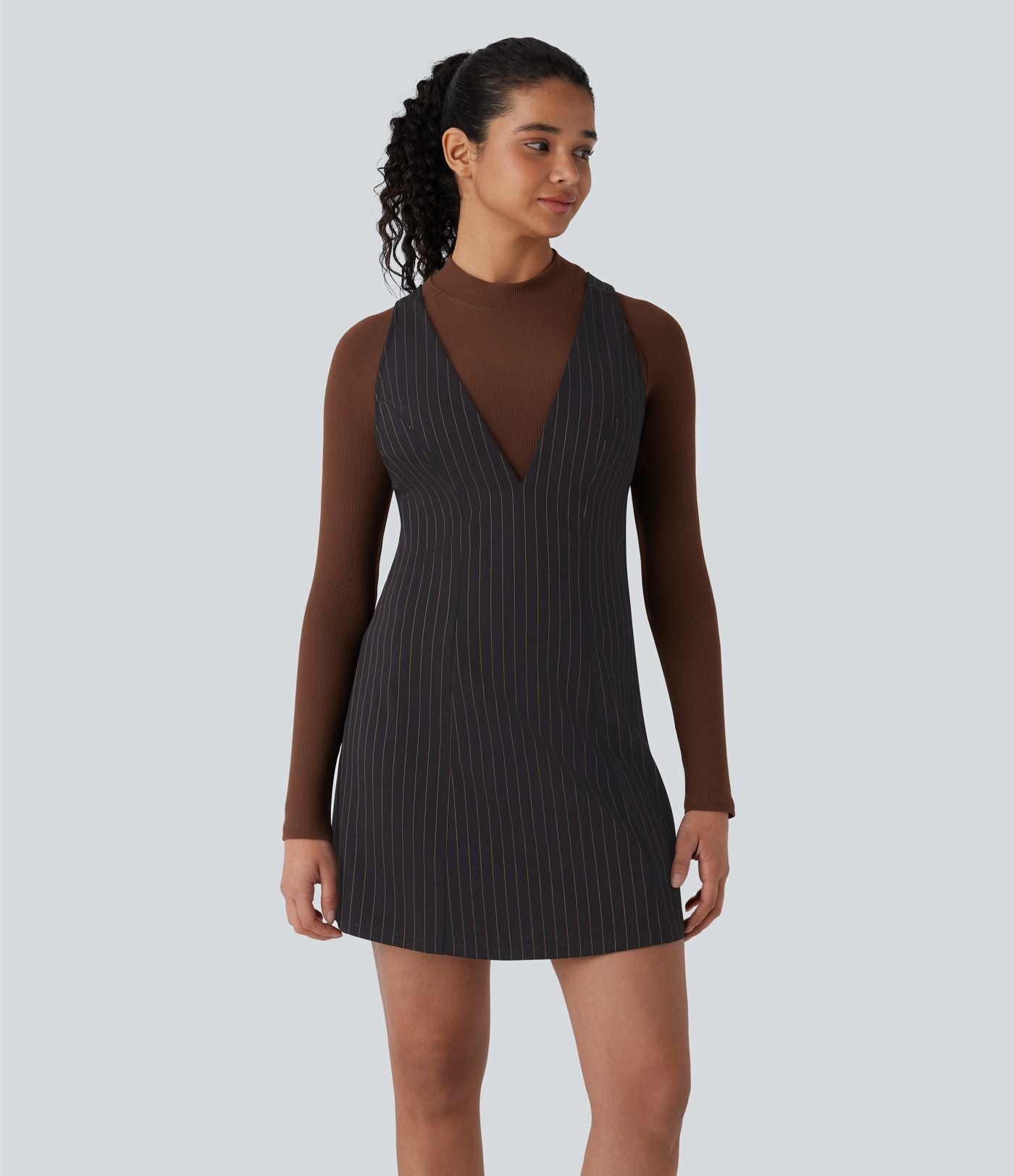 Robe courte rayée col en V bretelles ajustables à boutons