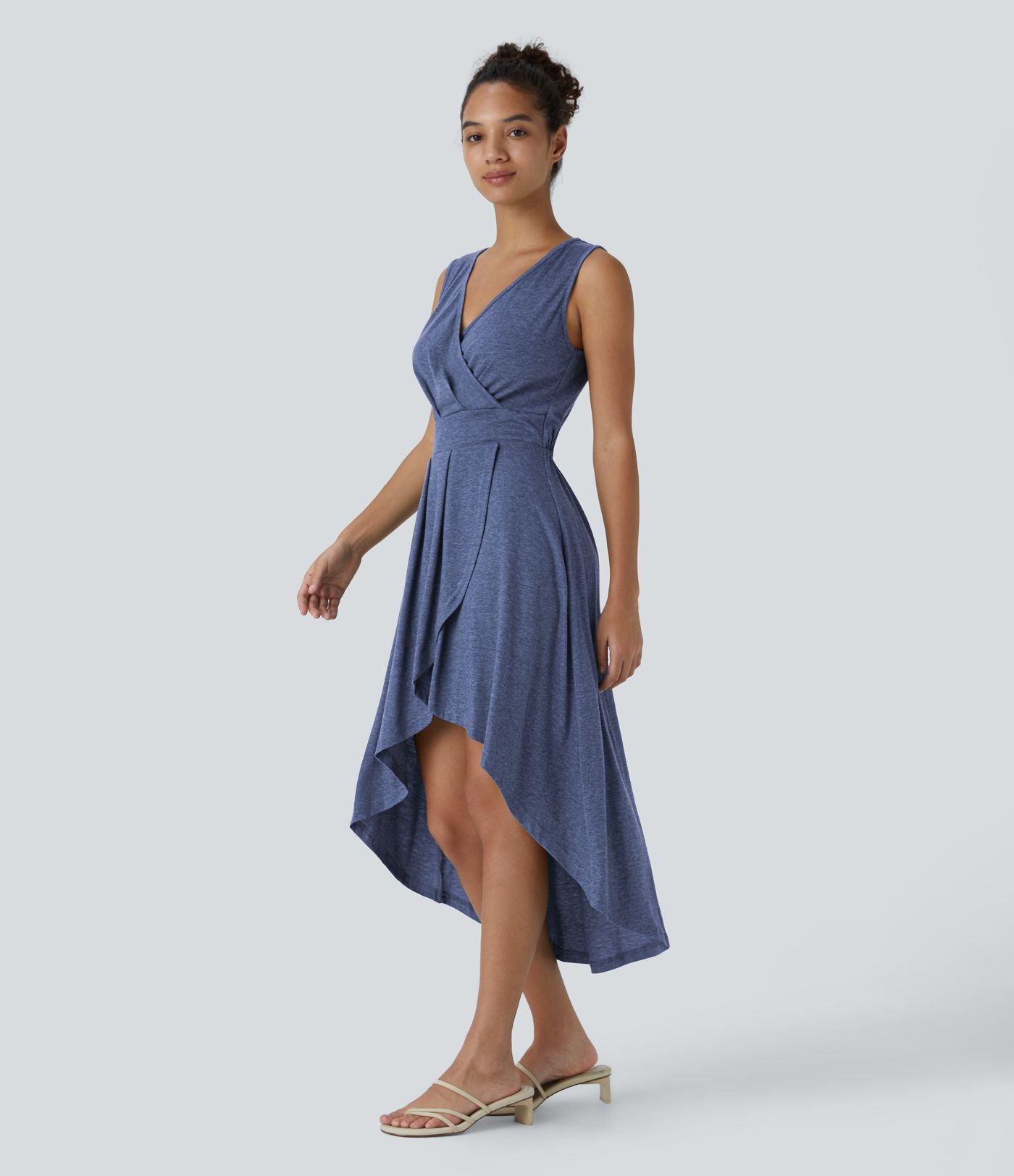 Robe Mi-Longue Plissée Décolleté Plongeant Sans Manches Haut Bas Ourlet Croisé
