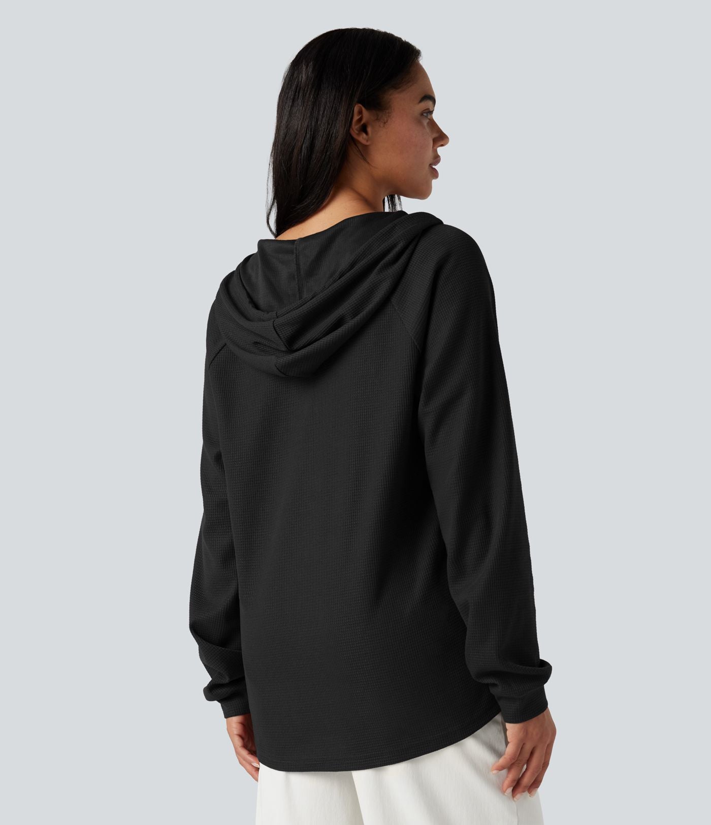 Top gaufré à capuche col Henley manches longues