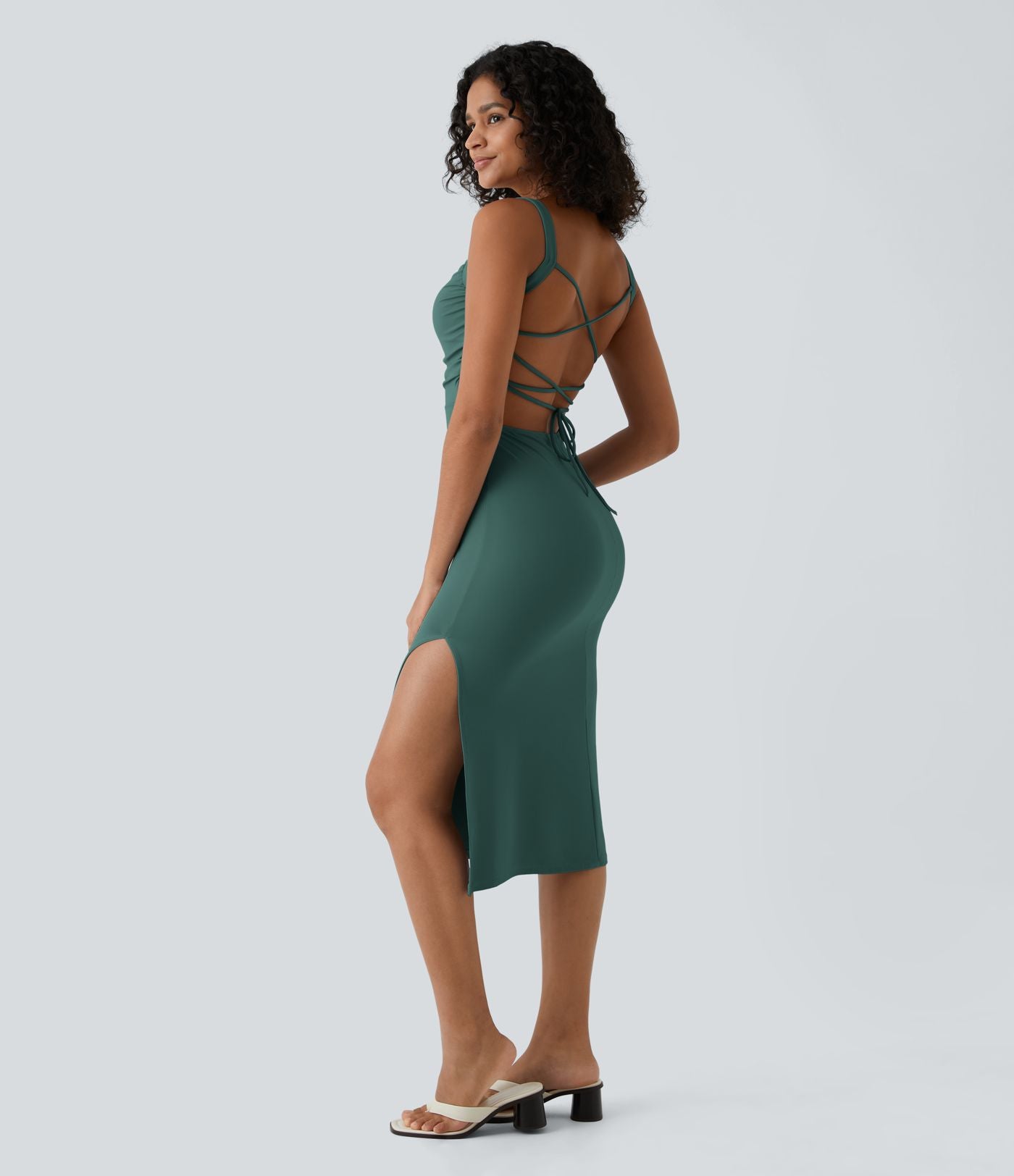 Robe midi laquée fendue, brassière intégrée, dos nu croisé