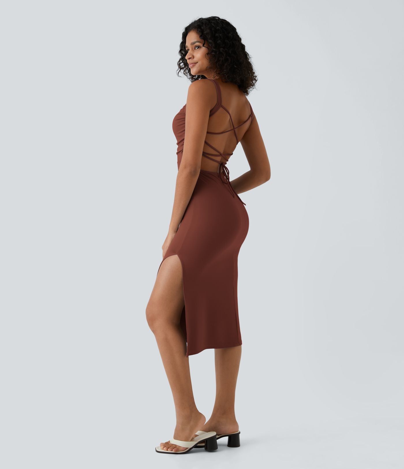 Robe midi laquée fendue, brassière intégrée, dos nu croisé