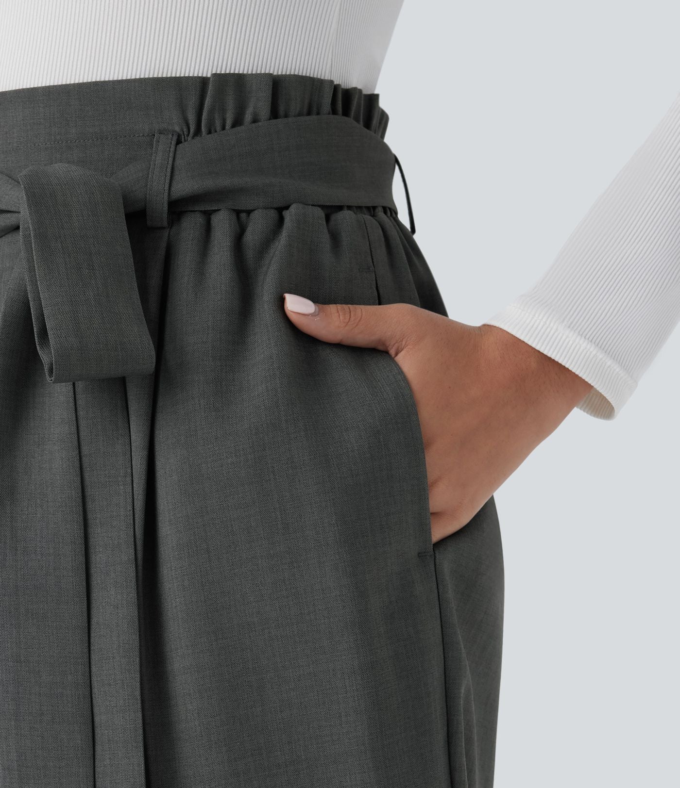Pantalon Tailleur à taille haute, ceinture, poches latérales et jambes droites
