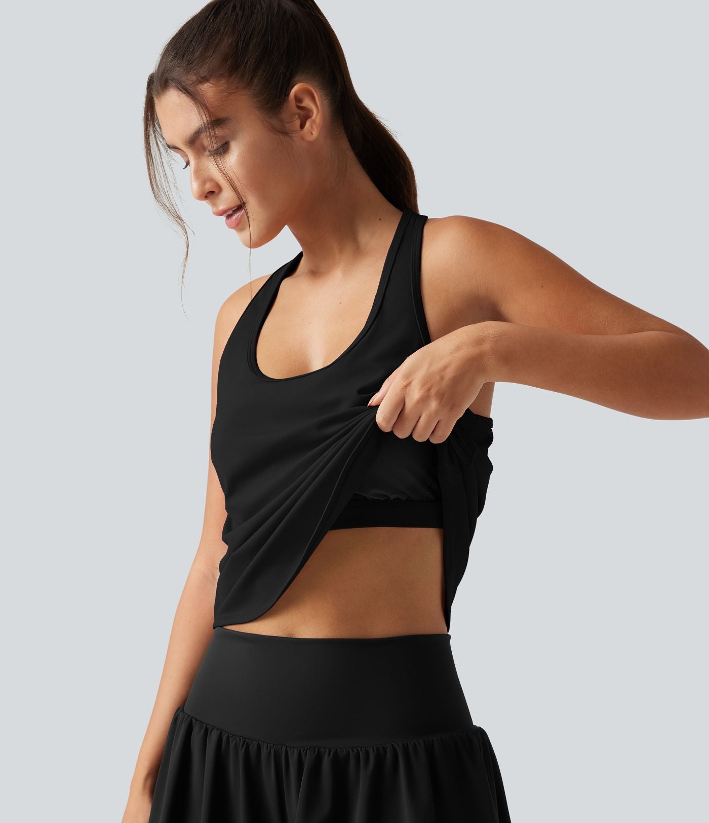 Débardeur de yoga à encolure U, ourlet arrondi, toucher frais, séchage rapide, coussinets amovibles et protection solaire UPF 50+