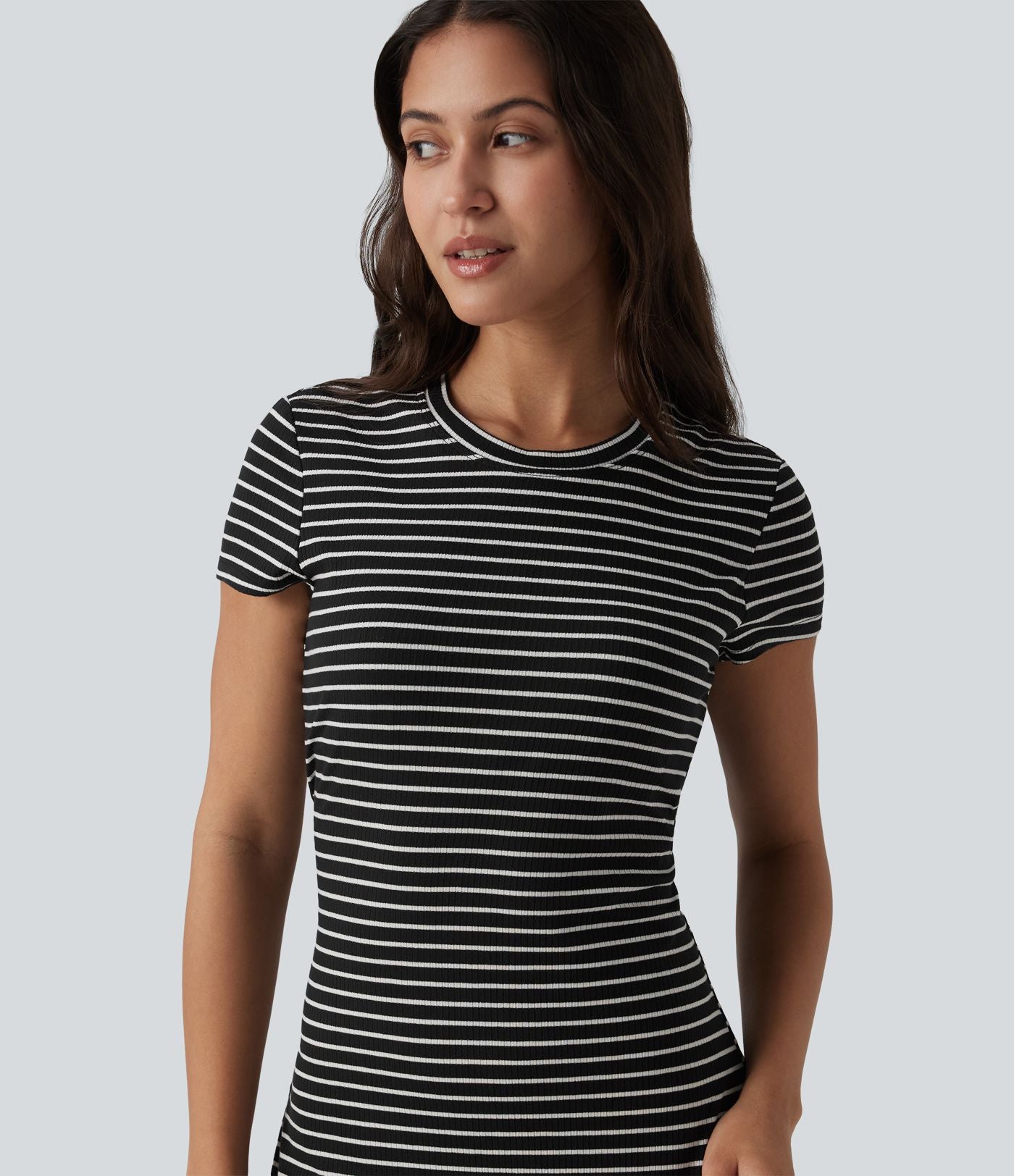Robe courte moulante casual col rond manches courtes à rayures avec brassière intégrée