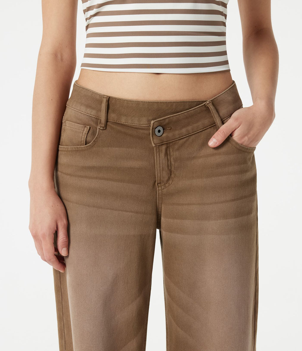 Jean large Halara Flex™ taille basse asymétrique à délavage coloré avec poches