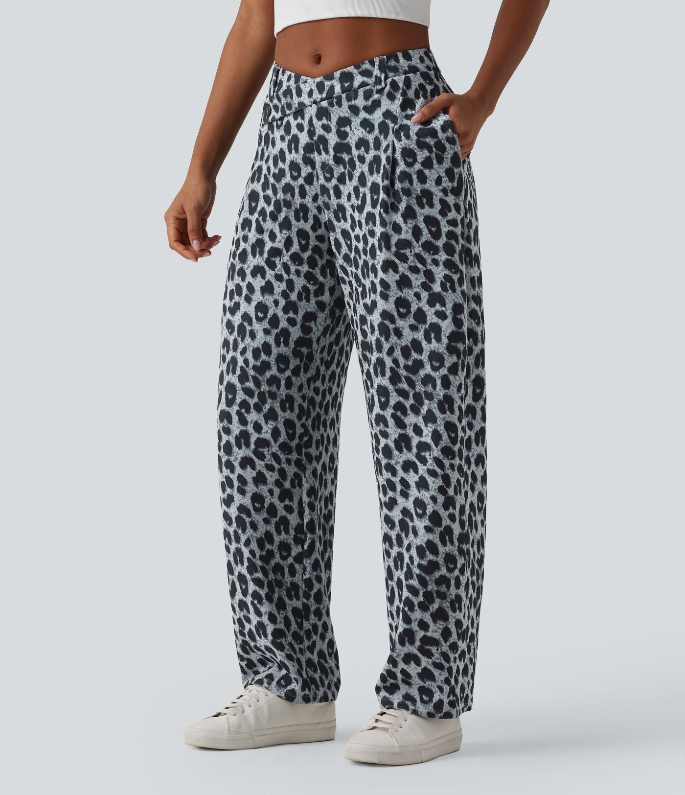 Pantalon tailleur fuselé asymétrique taille mi-haute gaufré imprimé léopard avec poches