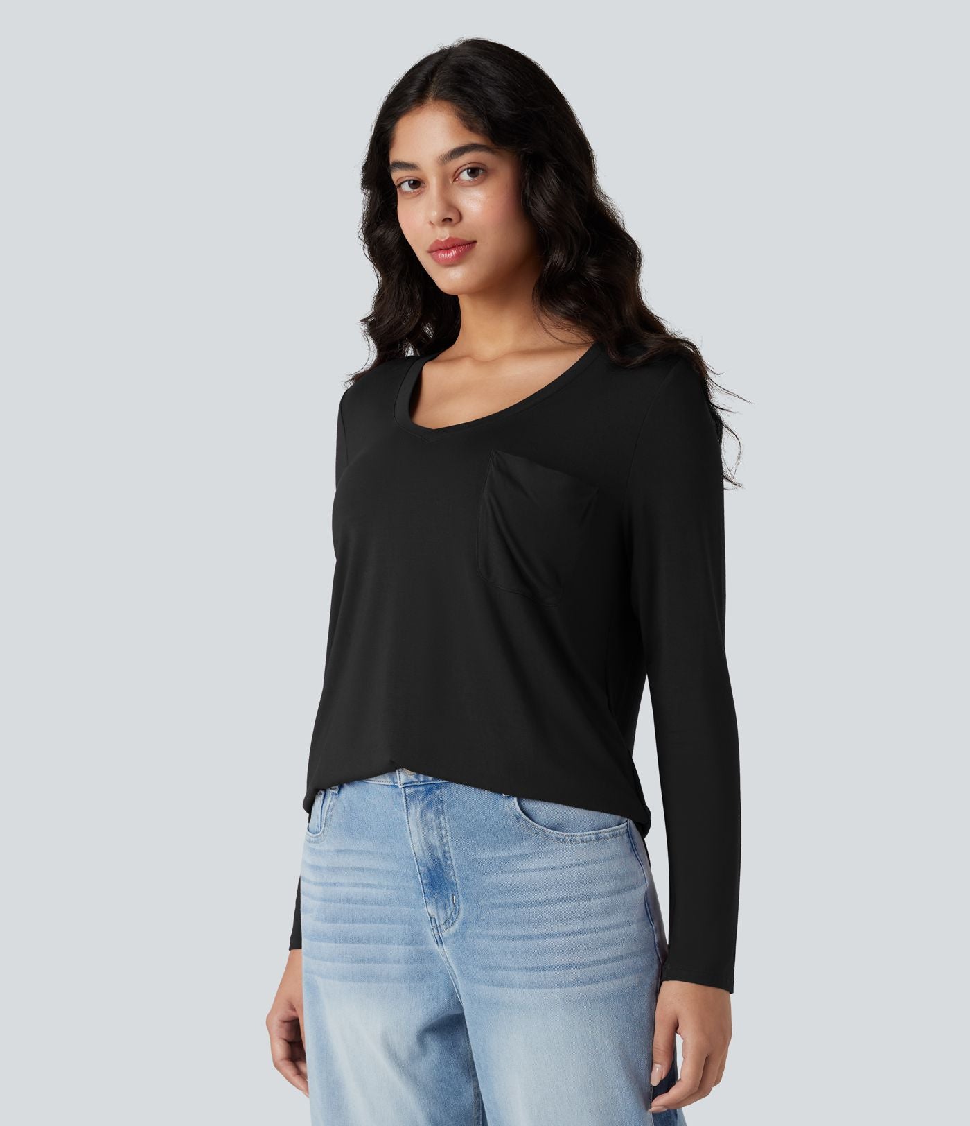 T-shirt col V manches longues ourlet arrondi coupe décontractée avec poche
