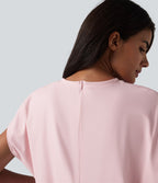 Robe de sport mini de yoga SoftlyZero™ Airy 2-en-1 effet frais InstantCool col rond à manches courtes, demi-zip et poches, accès facile Easy Peasy
