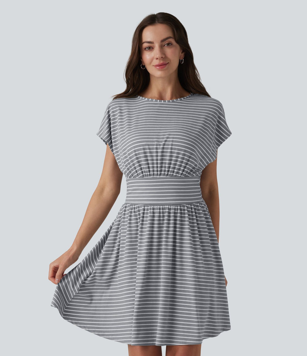 Robe courte fluide col rond manches courtes à rayures avec brassière intégrée et poches