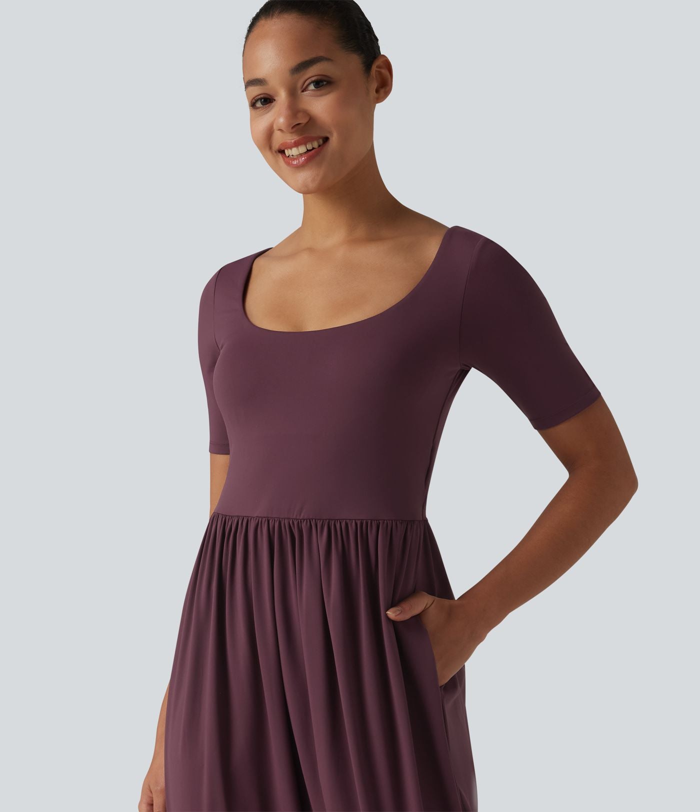 Combinaison décontractée SoftlyZero™ Airy effet frais InstantCool à manches courtes, col rond échancré et brassière intégrée avec poches, accès facile Easy Peasy