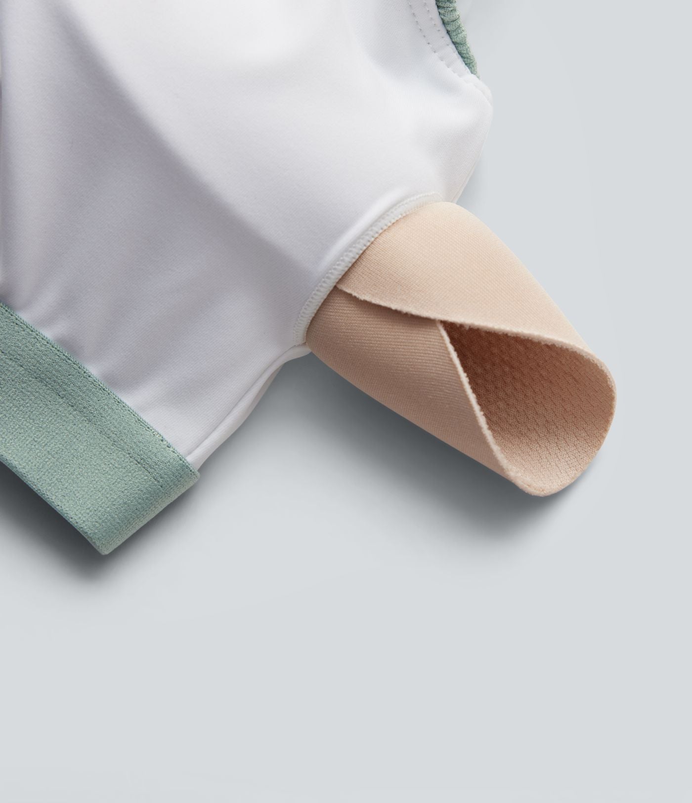 Robe mini sans manches à encolure arrondie avec ourlet à volants, coussinets amovibles et bonnets E à G