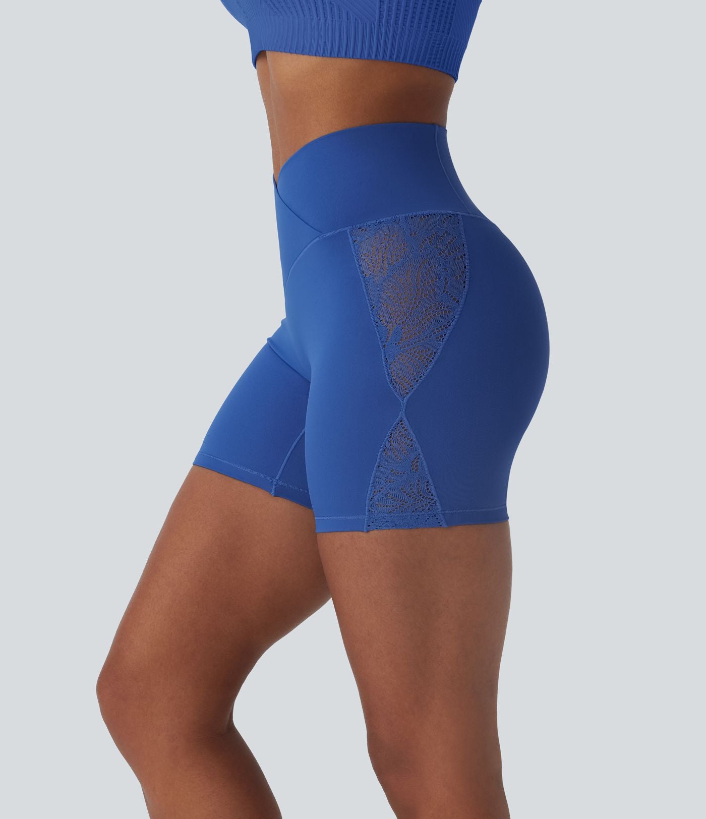 Softlyzero™ Short cycliste yoga taille haute croisé avec dentelle contrastée et poche arrière 12,5 cm - UPF50+