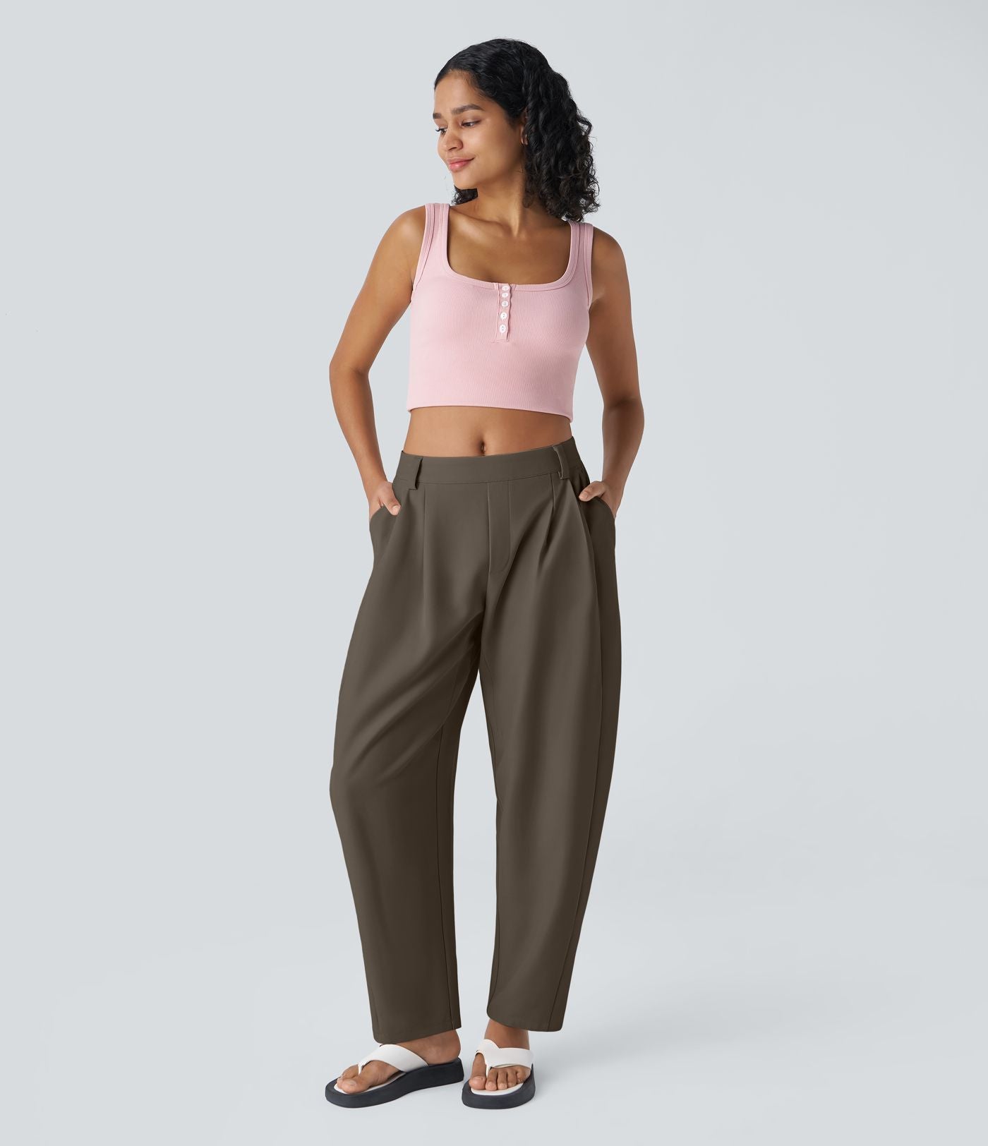 Pantalon tailleur ample, taille moyenne, coupe barrel, à poches