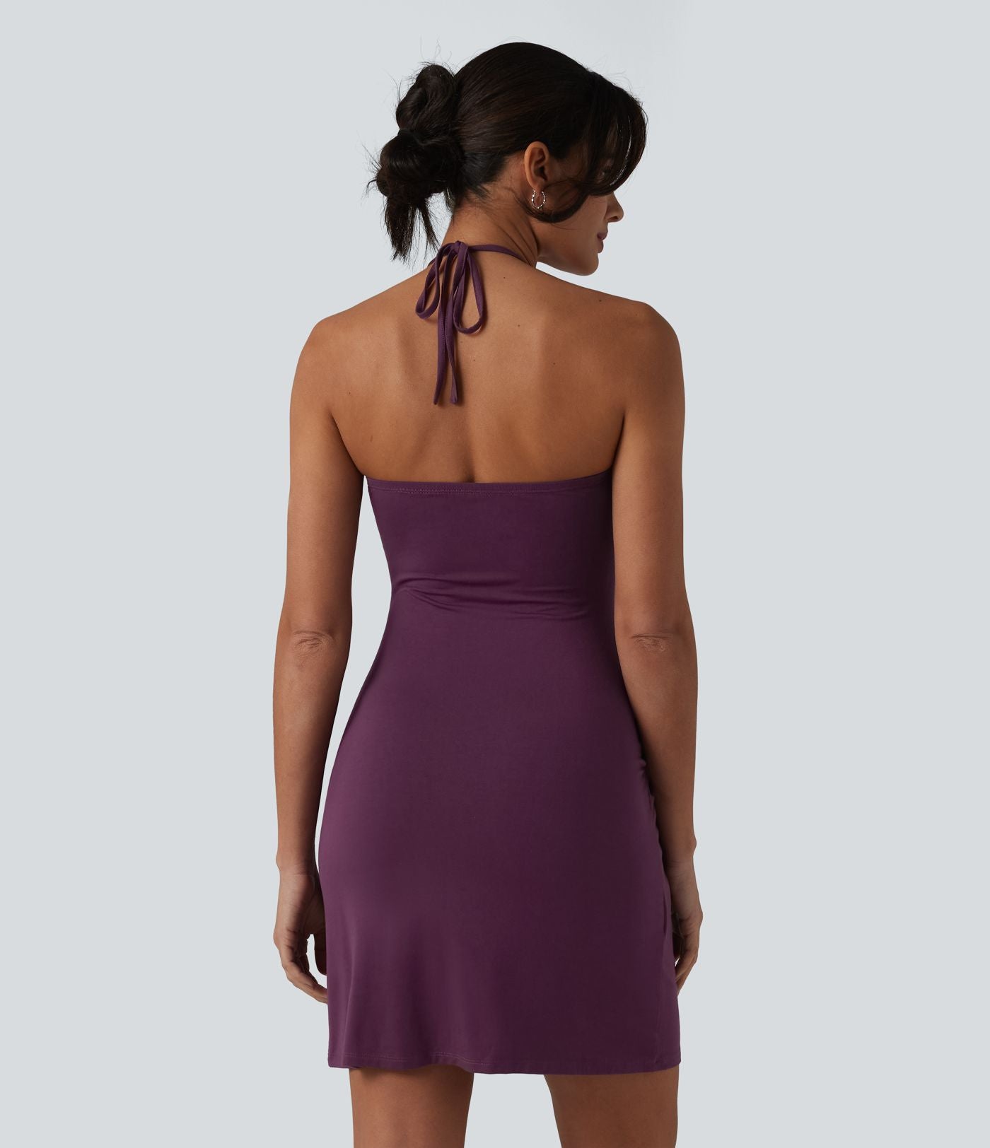 Robe resort mini dos nu à col licou avec lien noué dans le dos et poches