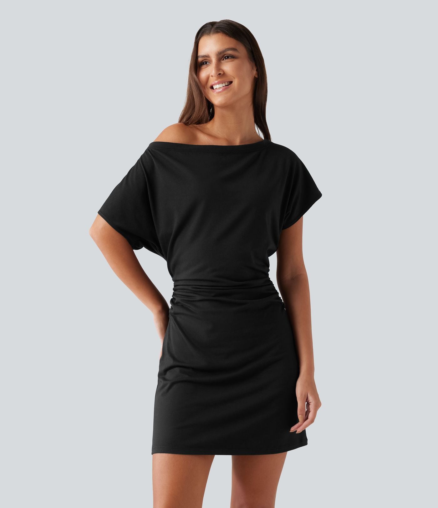 Robe mini décontractée asymétrique une épaule avec détails froncés, effet ventre plat et short intégré