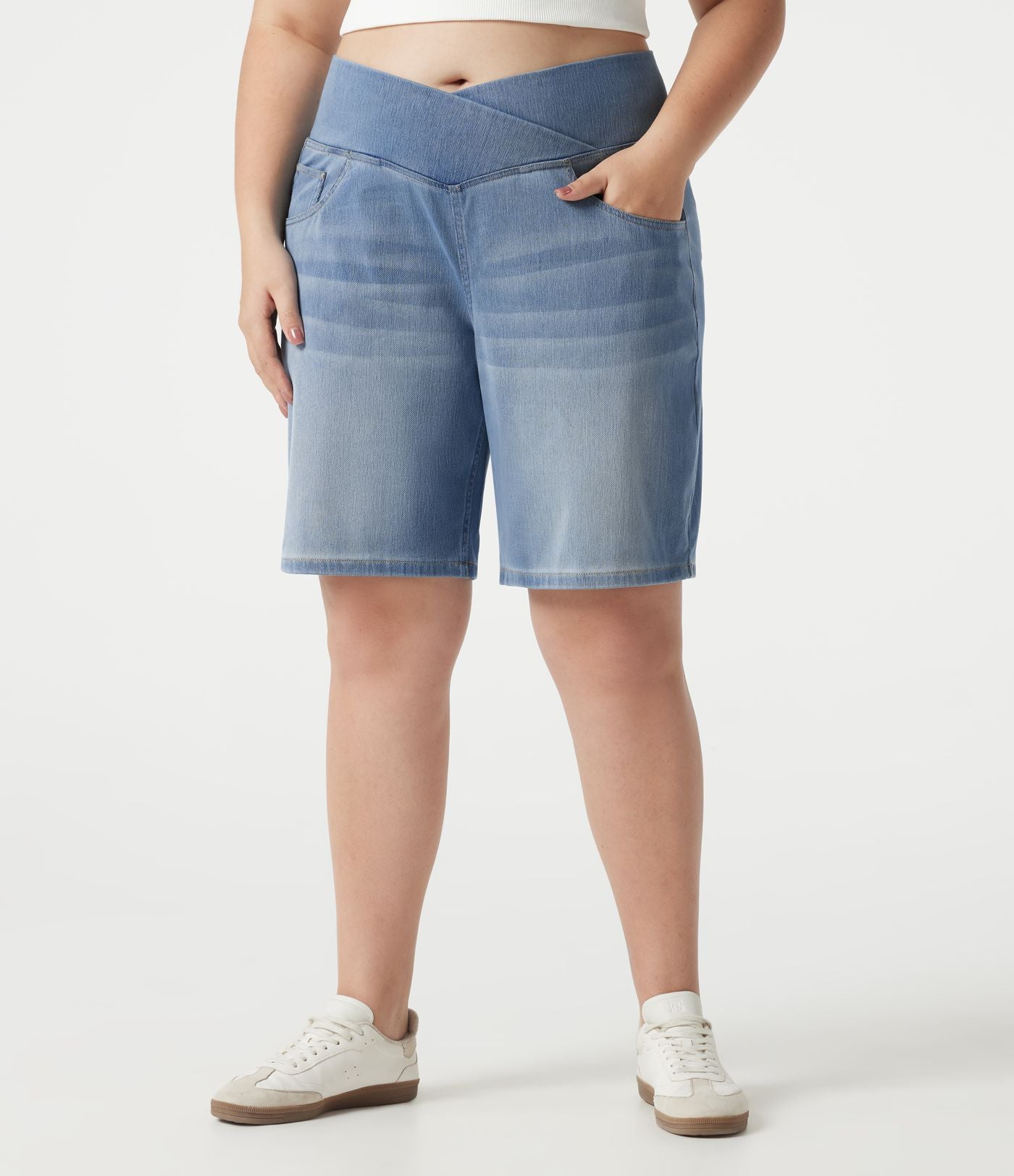 Short baggy grande taille en jean Halara Flex™ Denim taille haute croisée, effet ventre plat, avec poches