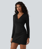 Robe courte moulante col V profond manches longues avec fronces