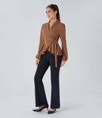 Blouse de travail à col châle, effet cache-cœur, lien sur le côté et ourlet à volants