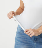 T-shirt décontracté en maille côtelée, col rond échancré, dos en U, manches courtes, brassière intégrée en dentelle contrastée