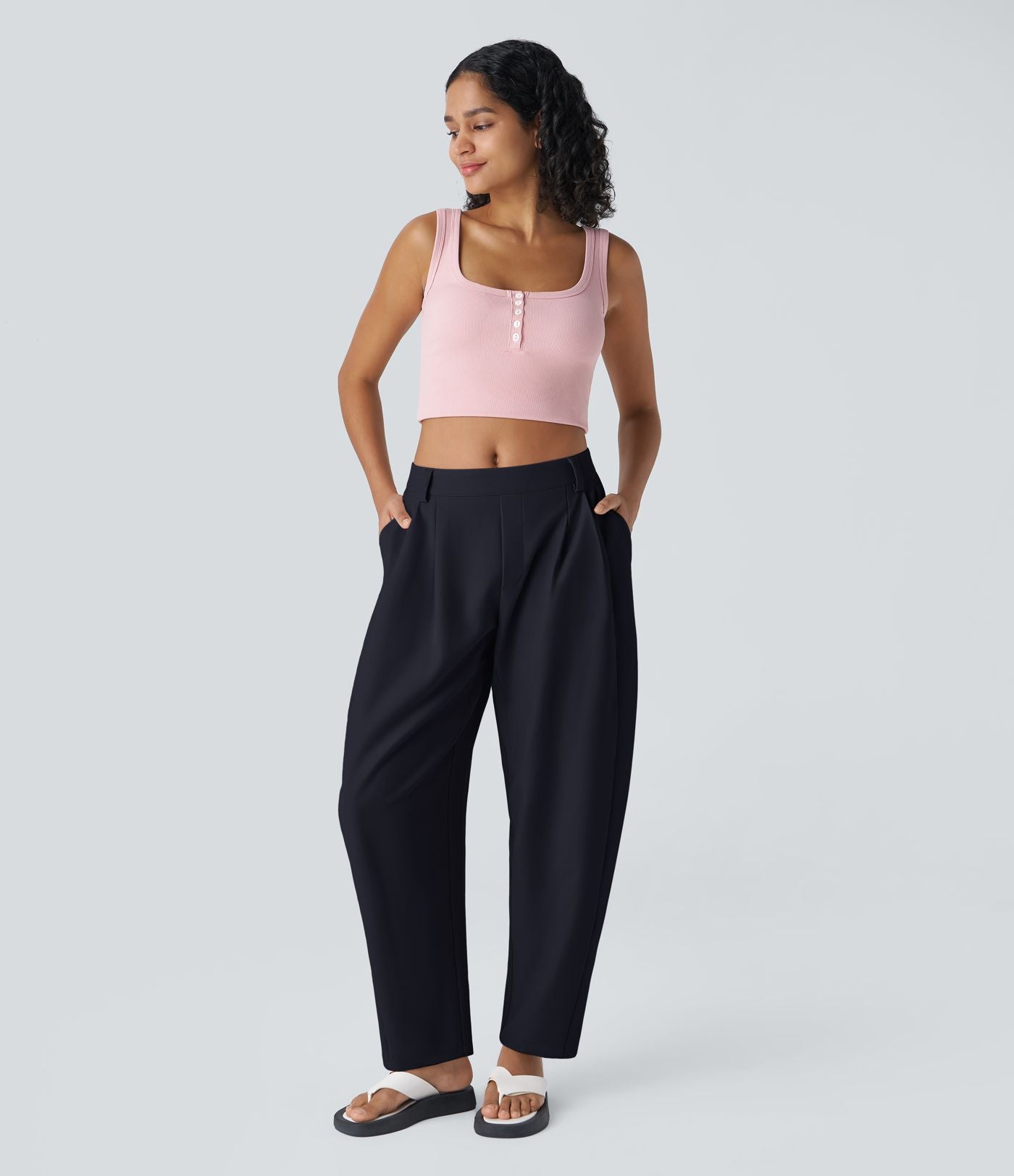 Pantalon tailleur ample, taille moyenne, coupe barrel, à poches
