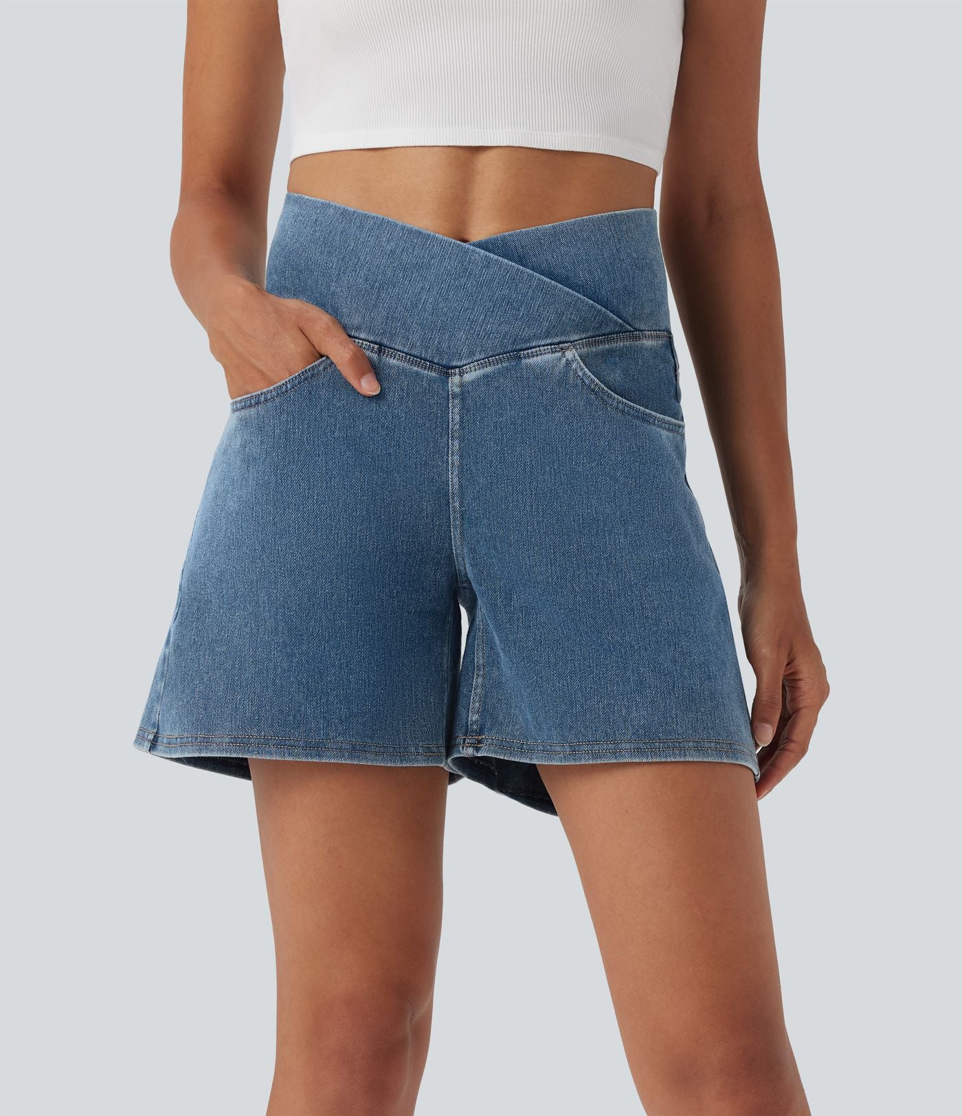 Halara Flex™ Short décontracté évasé à jambe large en denim extensible délavé taille haute croisée avec poches multiples