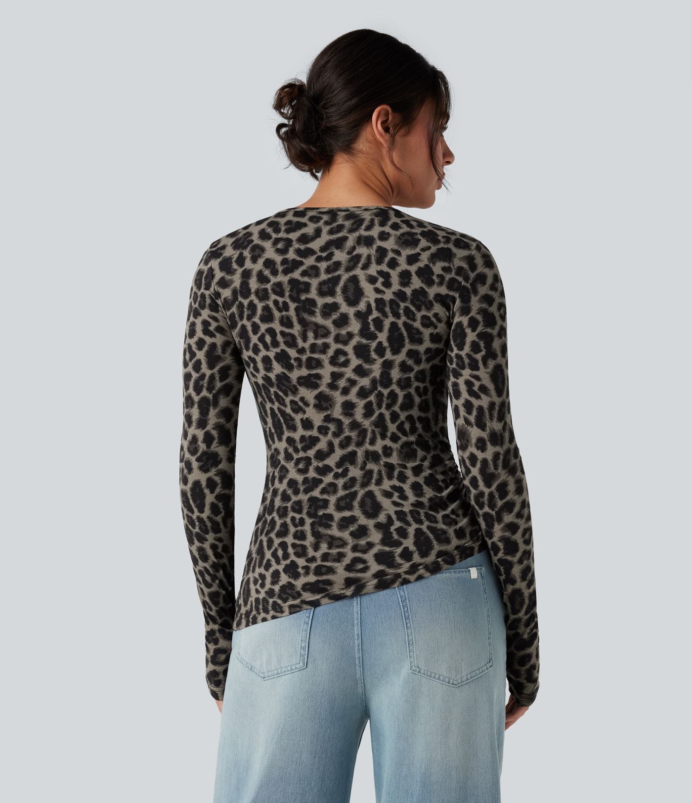 T-shirt imprimé léopard col échancré ourlet asymétrique manches longues avec trous pouces