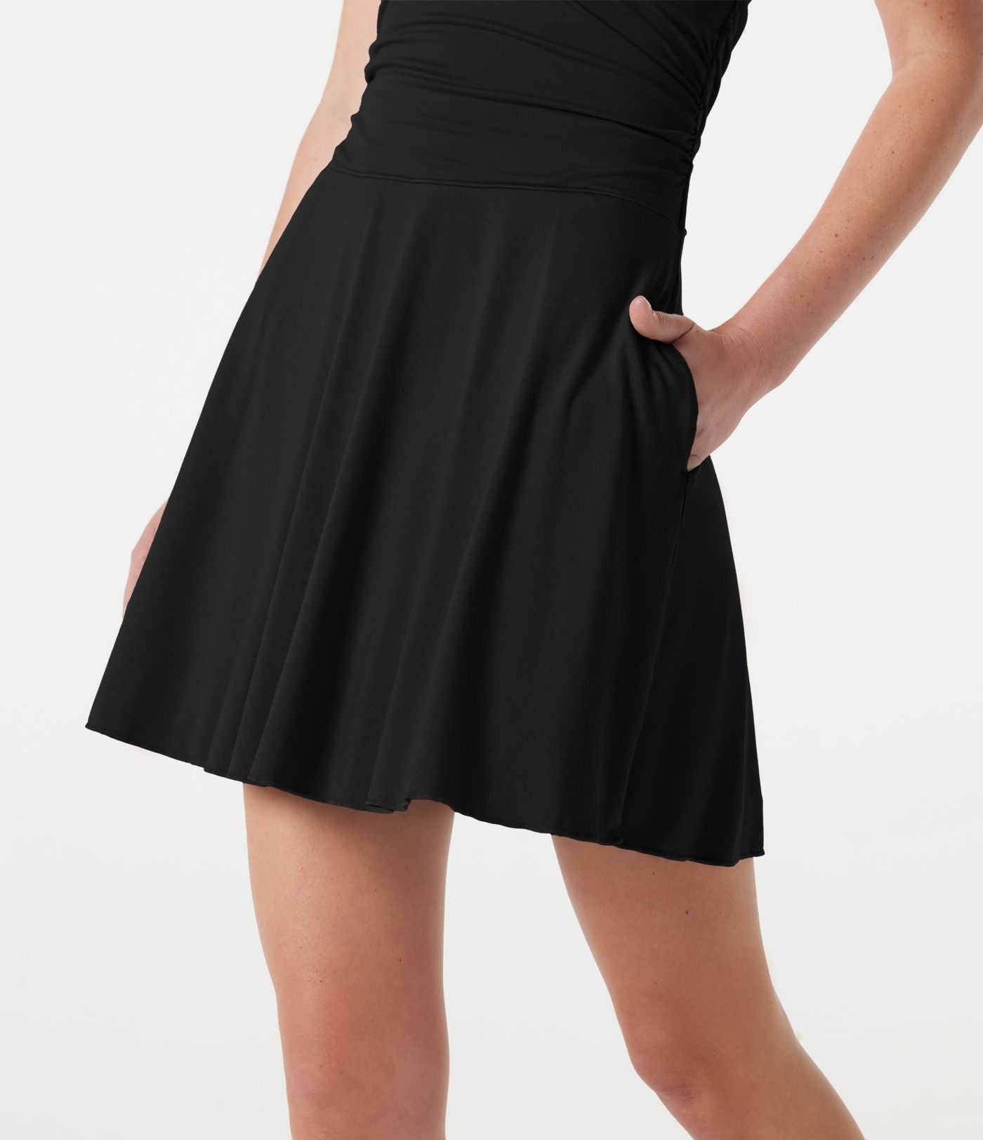 Robe mini décontractée, col V profond, dos-nu type licou, brassière intégrée, fronces, à poches