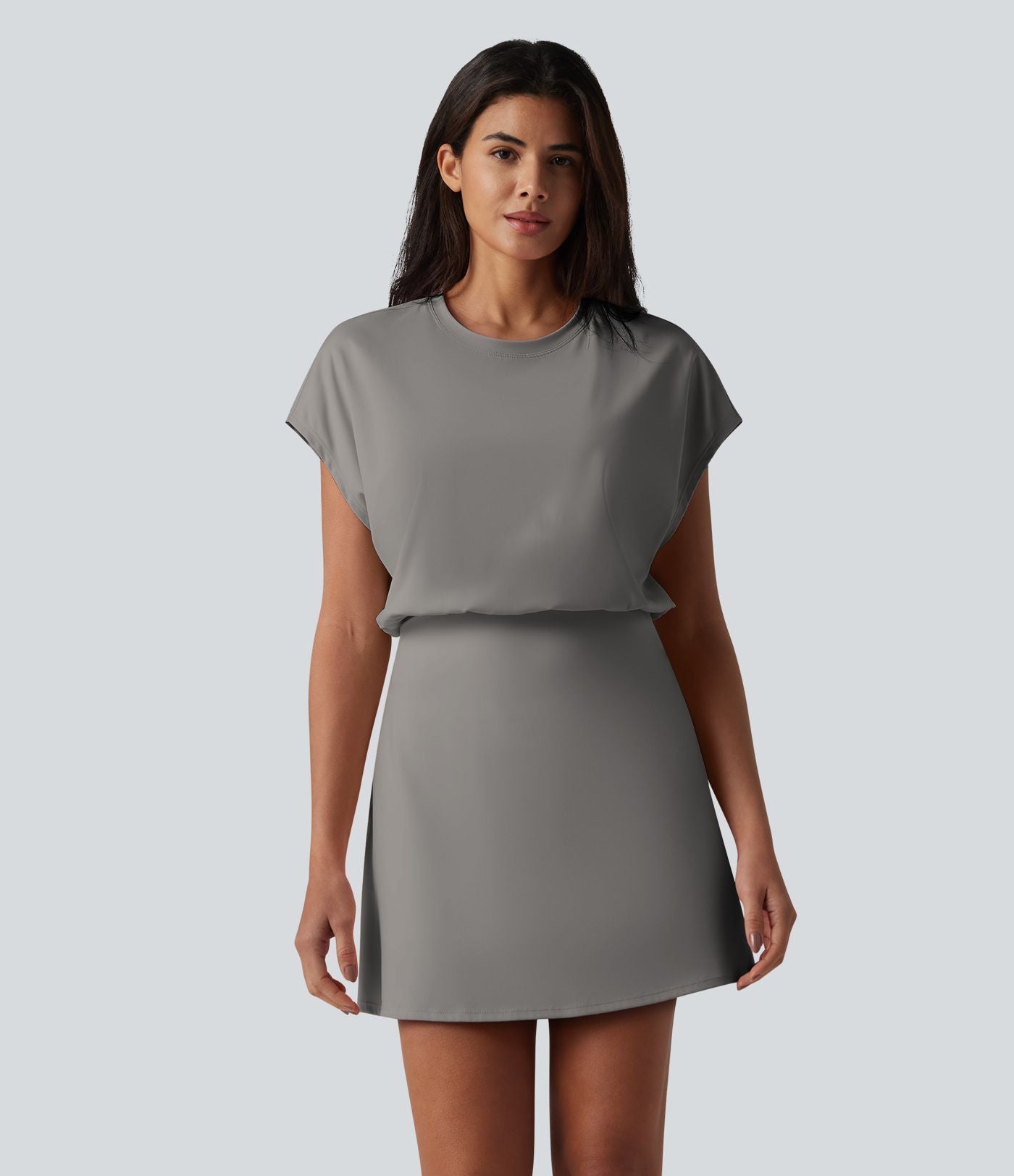 Robe de sport mini de yoga SoftlyZero™ Airy 2-en-1 effet frais InstantCool col rond à manches courtes, demi-zip et poches, accès facile Easy Peasy
