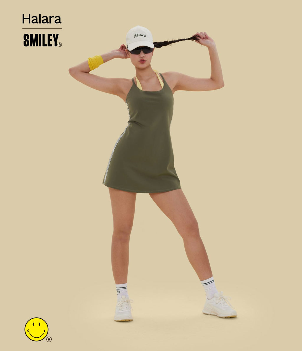 Robe sport mini dos ouvert Halara X Smiley® SoftlyZero™ Plush – Édition Easy Peasy