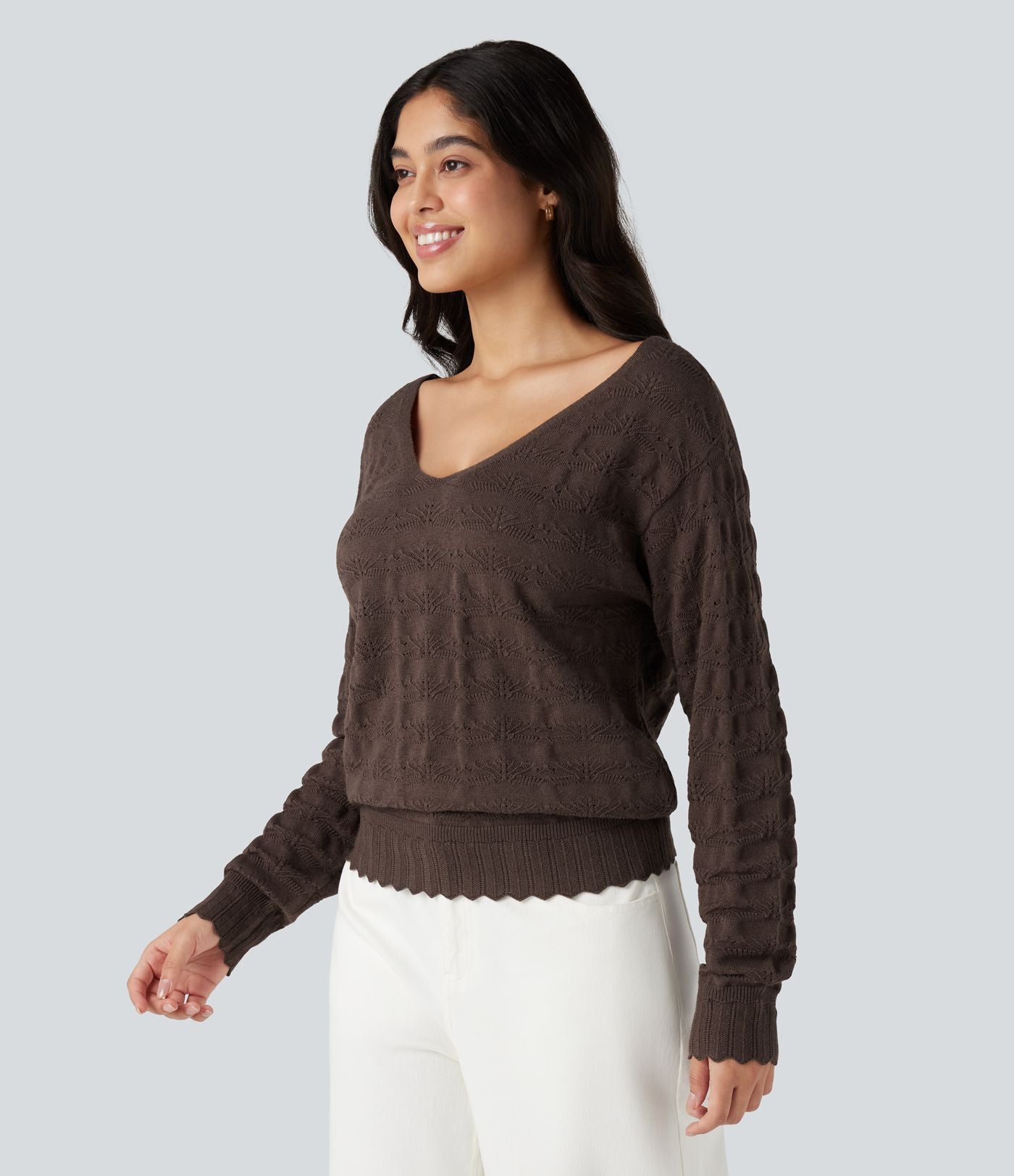 Pull col V bordure festonnée manches longues