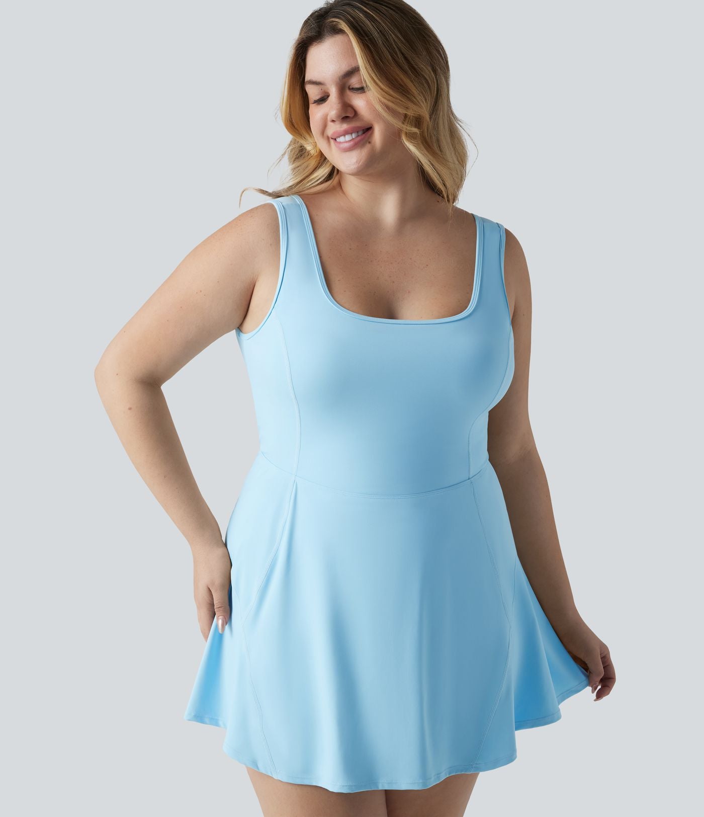 Robe de sport mini grande taille SoftlyZero™ Airy à col U avec brassière intégrée 2-en-1 effet frais InstantCool avec poches, accès facile Easy Peasy