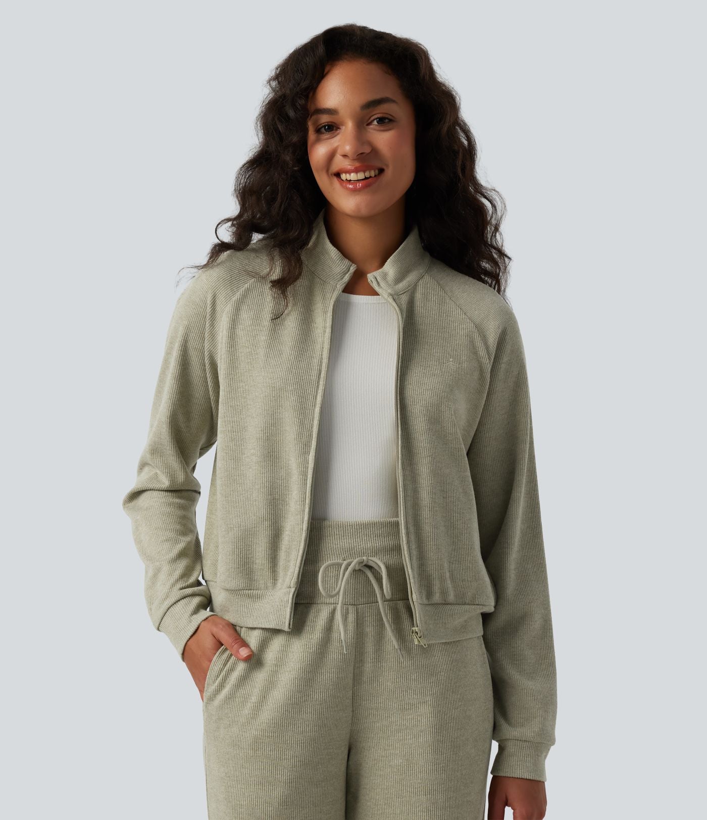 Veste casual côtelée à col montant, manches longues et fermeture zippée avec poches