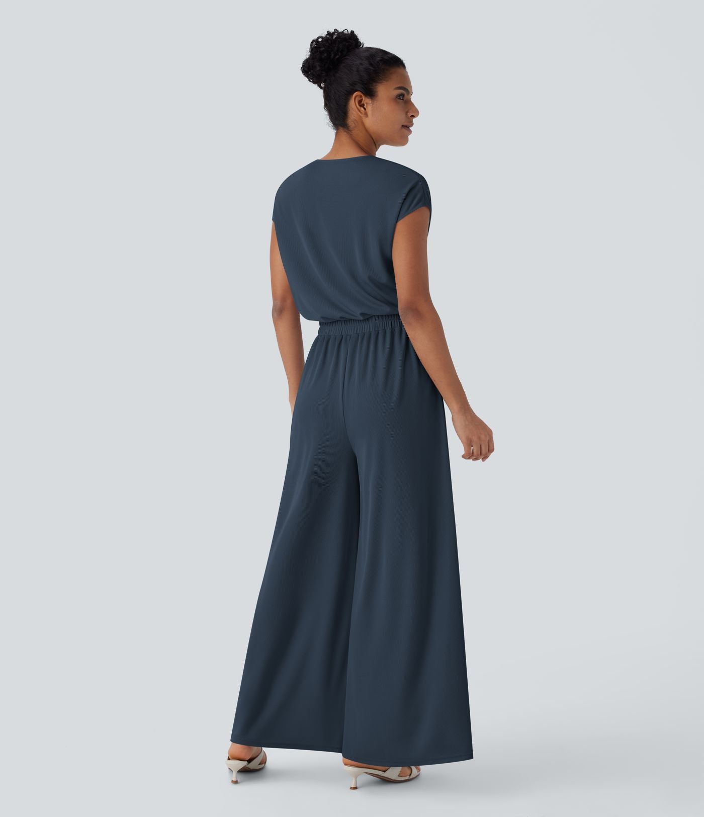 Combinaison fluide en tissu gaufré, col V, manches courtes, jambes larges et poches latérales - Easy Peasy Edition