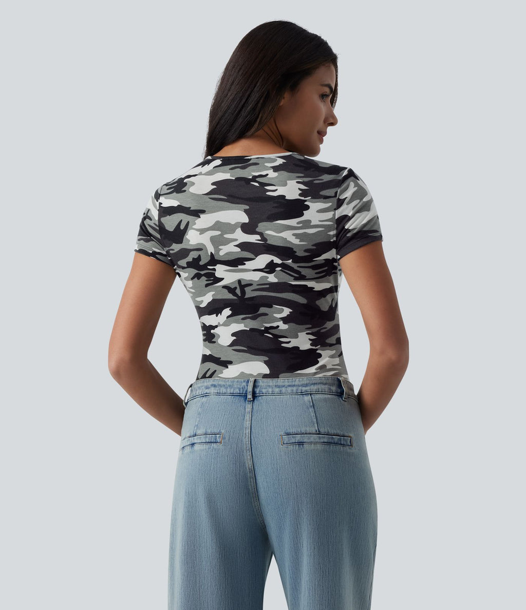 T-shirt casual col rond manches courtes échancré imprimé camouflage