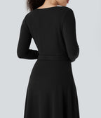 Robe fluide côtelée col V manches longues ceinturée mi-longue