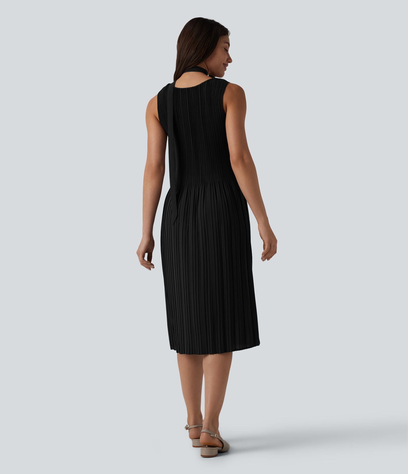 Robe mi-longue de travail ceinturée col bateau sans manches plissée