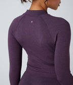Veste de yoga courte ajustée Seamless Flow à col montant, manches longues et trous pour les pouces