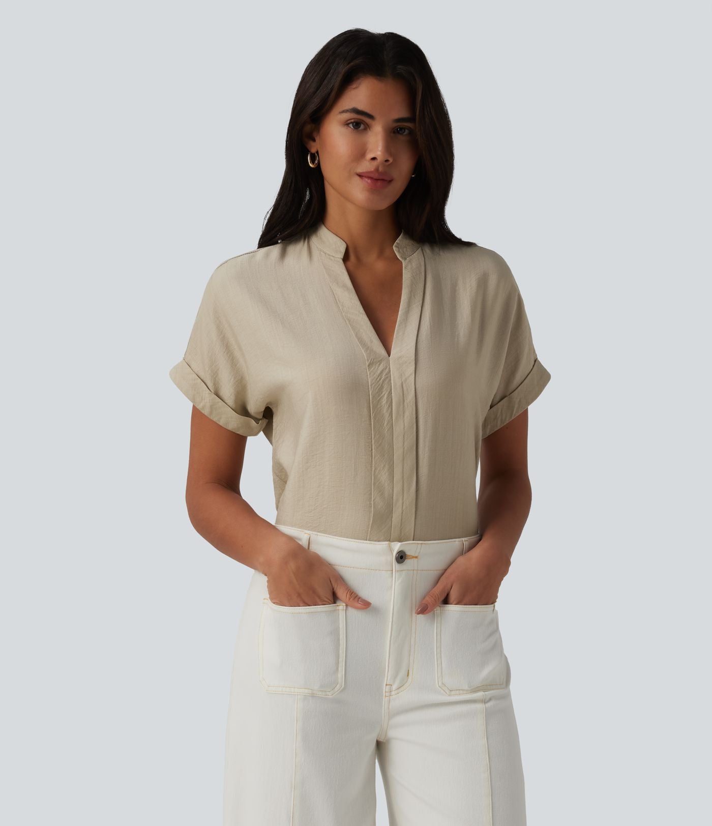 Chemise col V manches courtes aspect lin pour le bureau