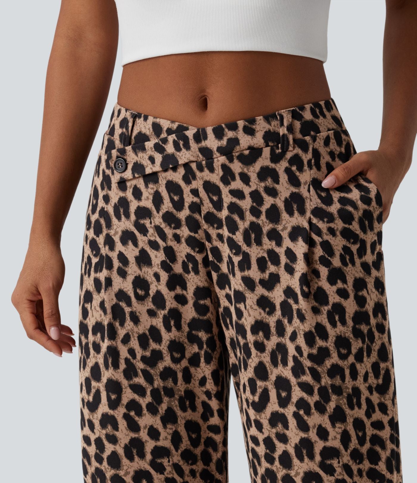 Pantalon tailleur fuselé asymétrique taille mi-haute gaufré imprimé léopard avec poches